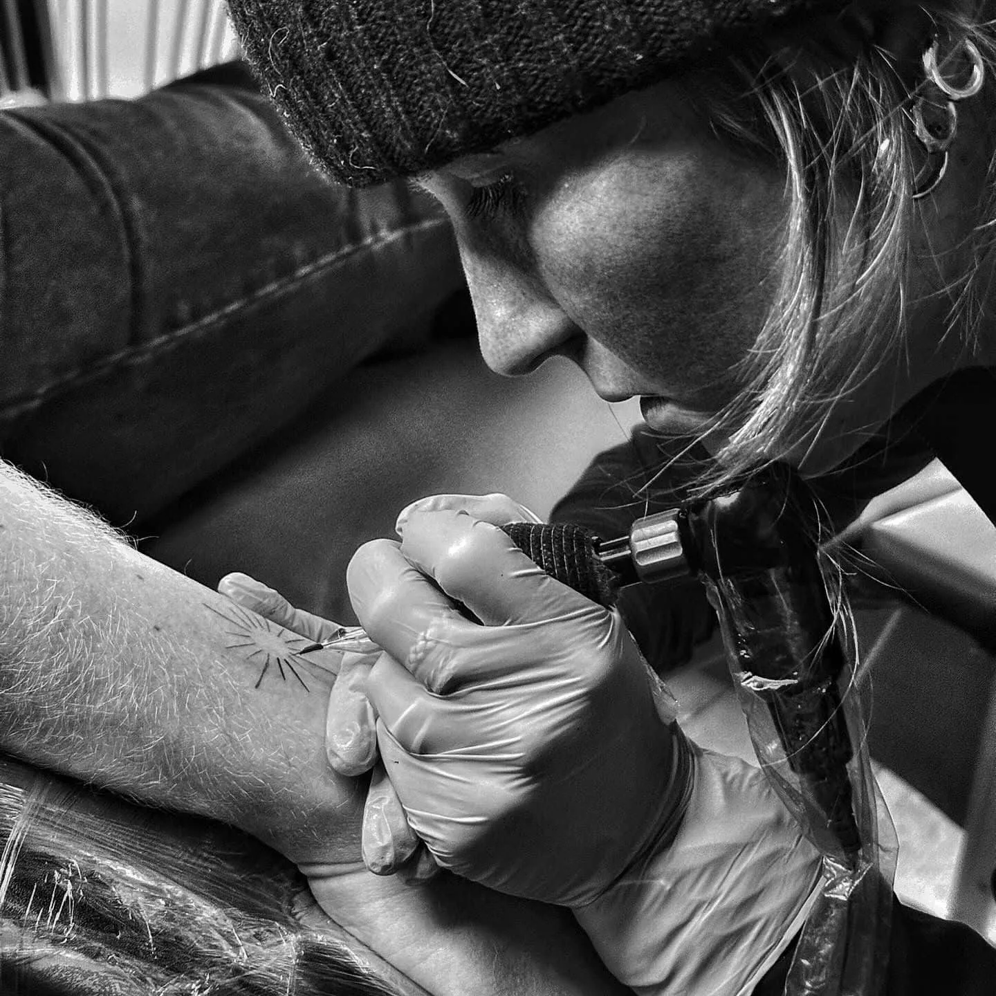 Rosa Luppes aan het werk aan een fine line tattoo