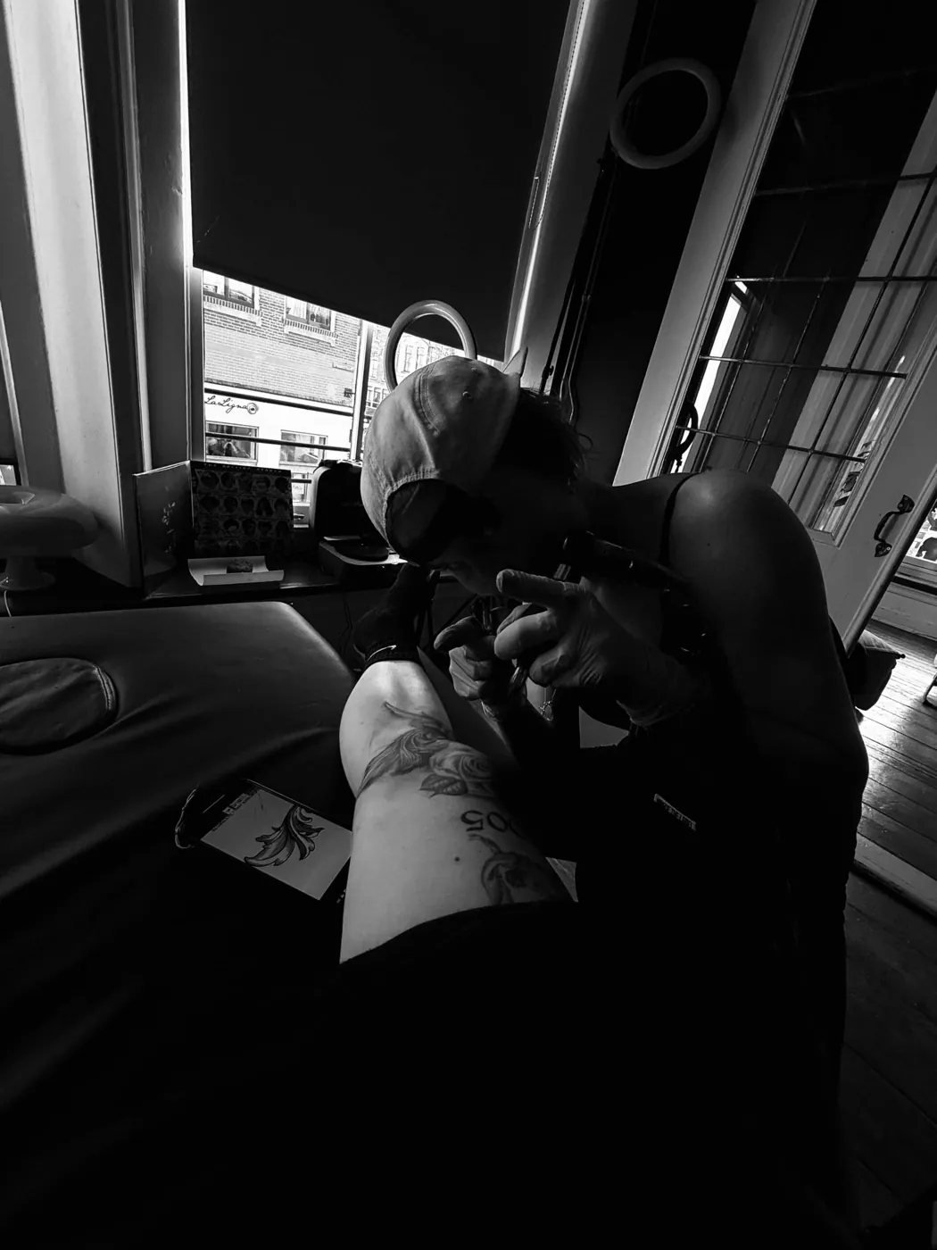 Rosa Luppes aan het werk aan een black & grey tattoo