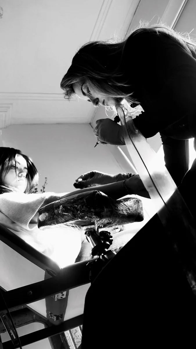 Rosa Luppes aan het werk aan een small realism tattoo